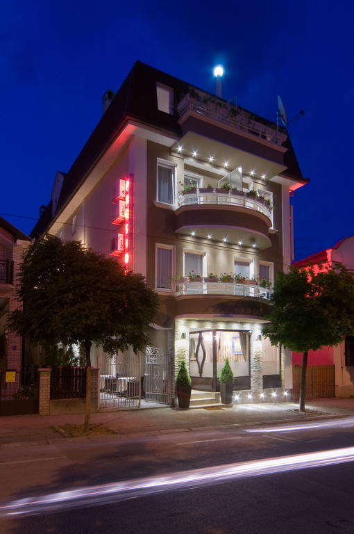 קרגיובאק Garni Hotel President De Luxe מראה חיצוני תמונה